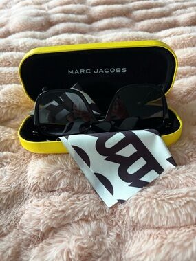 Marc Jacobs MARC 586/S Black Oversized Sunglasses Full Set